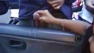 ఎర్రటి చొక్కా ధరించిన వ్యక్తి తెలుగులో సెక్స్ మూవీ రెండు స్లిటీ బిచ్‌లను వారి నోటిలో పెట్టుకున్నాడు.